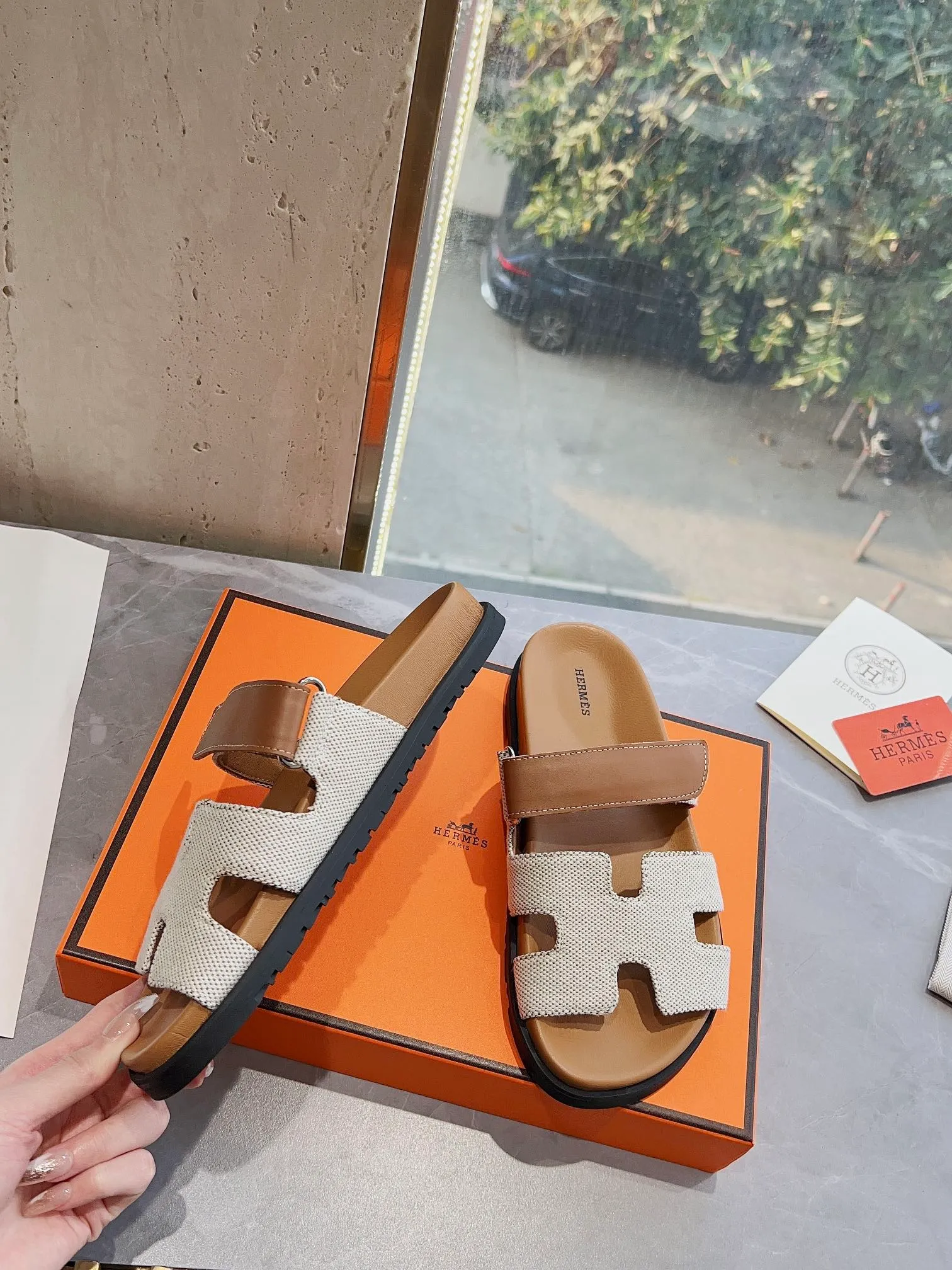 👟👟Ex-factory price 440👟👟 (Top version) H family 2024 spring and summer new style HERMES Hermes' recently popular couple's shoes, pig nose angle sandals and slippers, paired with various colorful socks, very trendy. Upper lining: imported original leather. Outsole: non-slip and wear-resistant outsole. Size: female 35-42 (40/42 non-returnable and non-exchangeable) Men’s size: 39-45 (45 is non-refundable and non-exchangeable)